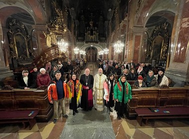 Bischof Schwarz & Generalvikar Yuriy Kolasa mit Sängern