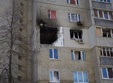 zerstörtes Wohnhaus in Charkiv