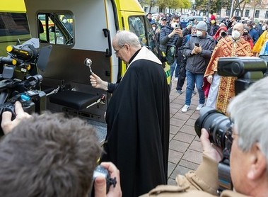 Kardinal Schönborn segnet Krankenwagen für die Ukraine