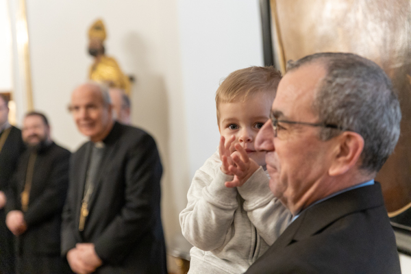 Manuel Baghdi mit einem der Kinder