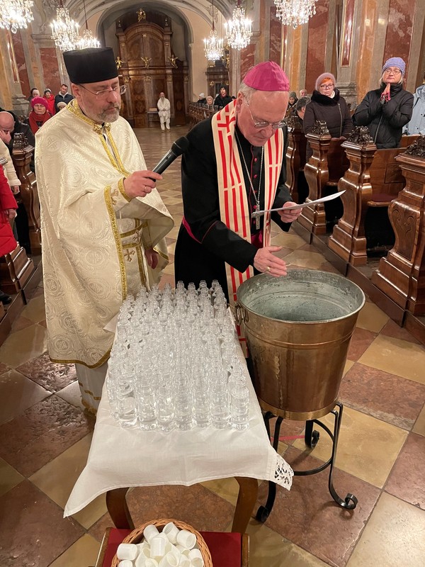 Bischof segnet das Wasser