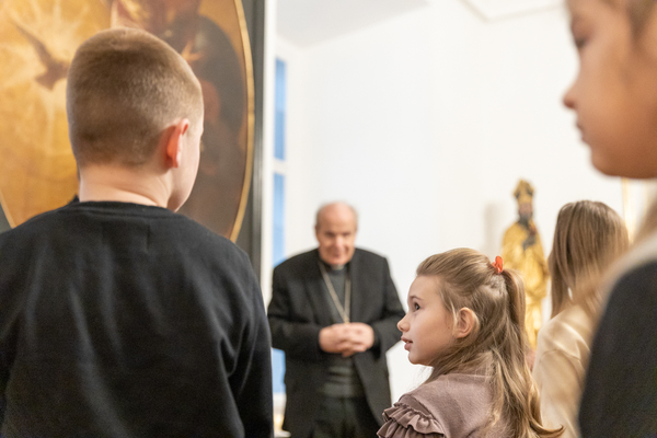 Kardinal Schönborn hört den Kindern zu