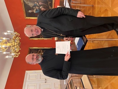 S.E. Christoph Kardinal Schönborn überreicht GV Yuriy Kolasa das Dekret für das Priesterkollegium