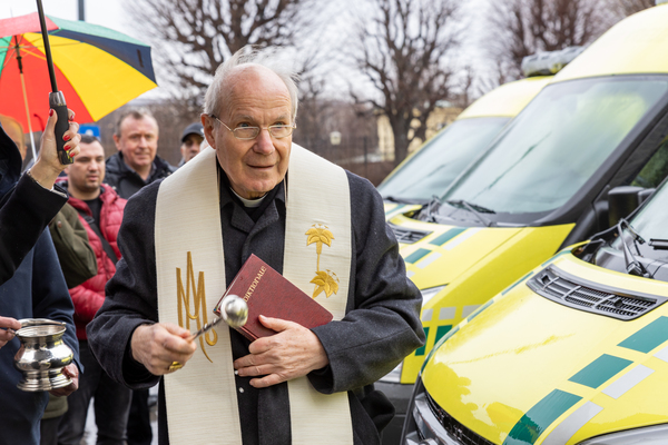 Krankenwagensegnung durch Kardinal Schönborn