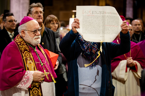 Bei der Bischofsweihe wird die Ernennungsurkunde verlesen.
