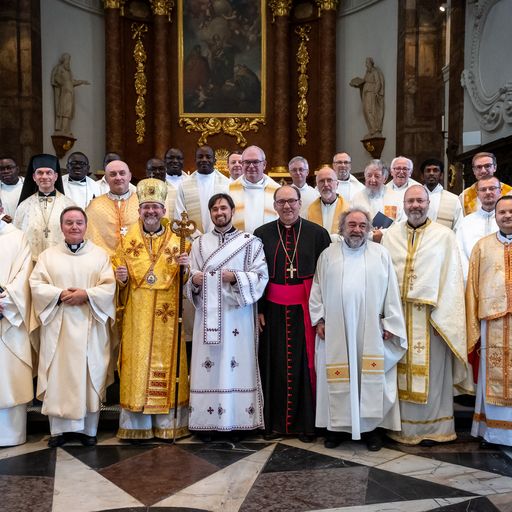 Gruppenfoto des Bischofs mit allen Priestern und dem neu geweihten Diakon