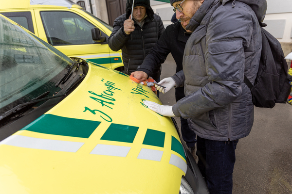 Beklebung der Motorhaube des Krankenwagens