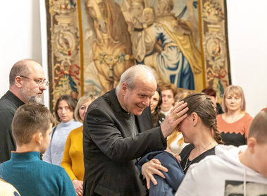 Kardinal Schönborn segnet Teilnehmer der Gruppe
