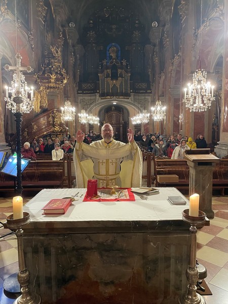 GV Kolasa im Gebet beim Altar