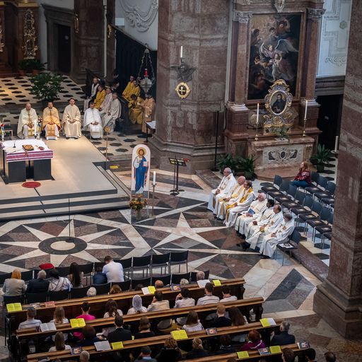 Diakonenweihe mit Blick vom Chor