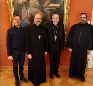 Mitglieder des Priesterkollegiums v.l. Taras Chagala, GV Yuriy Kolasa, S.E. Christoph Kardinal Schönborn, Michel Harb