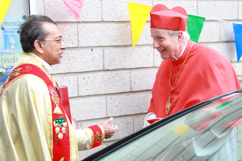 Empfang des Kardinals durch P. Thomas Thandappilly CST vor dem Haupteingang Pfarrkirche Maria Lourdes