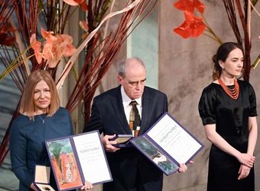 Oleksandara Matviichuk (rechts) bei der Übergabe des Friedensnobelpreises 2022