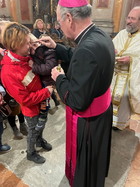 Bischof Schwarz Segnung von Mutter mit Kind