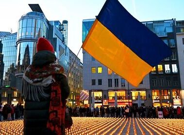 Lichtermeer aus Solidarität mit der Ukraine der Caritas am Wiener Stephansplatz