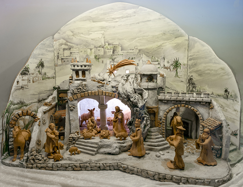 Weihnachtskrippe / Erzdiözese Wien/ Stephan Schönlaub, Stephan Schönlaub Die Krippe gehört zu den frühesten Symbolen weihnachtlicher Festkultur. Bereits im Jahr 334 ließ Kaiserin Helena über der Geburtshöhle in Bethlehem eine Krippe errichten, die die Geburtsszene zeigt. Der Heilige Franz von Assisi hatte 1223 in Greccio