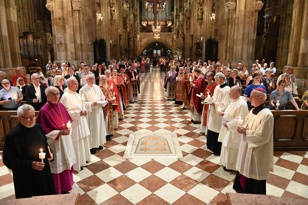 Kleines Requiem 'Panachyda' für Archimandrit Michael K. Prohazka O.Praem _Priester und Gläubige