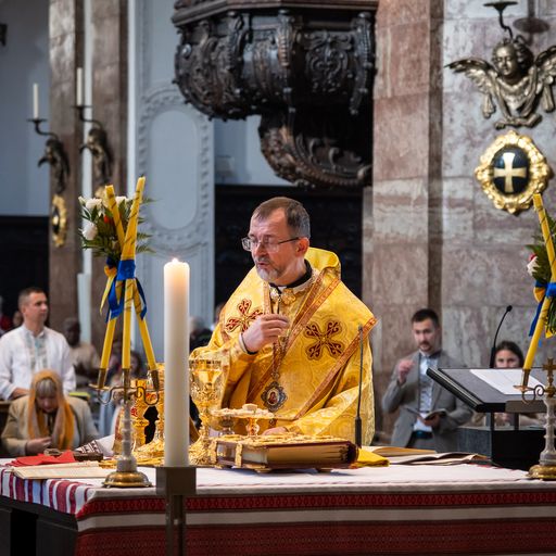 Bischof Dzuriach beim Altar