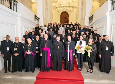 Gruppenbild mit Propst Anton Höslinger Can.Reg. und rund 70 Bischöfen der Ostkirche, zum Abschluß ihres Stiftsbesuches am roten Teppich der Kaisterstiege / Stift Klosterneuburg/Walter Hanzmann Gruppenbild mit Propst Anton Höslinger Can.Reg. und rund 70 Bischöfen der Ostkirche, zum Abschluß ihres Stiftsbesuches am roten Teppich der Kaisterstiege