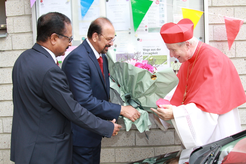 Empfang des Kardinals durch stellvertretenden VS des WKRs Boby Edattu vor Eingang Maria Lourdes
