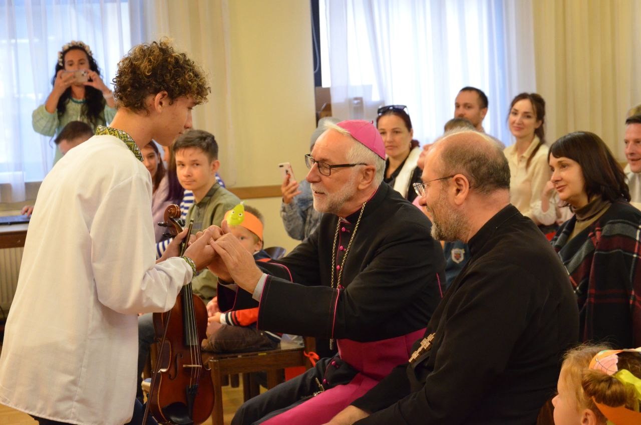 Bischof Marketz segnet einen jungen Mann