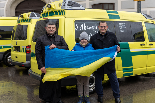 Spender mit Ukrainischer Fahne vor den Krankenwagen