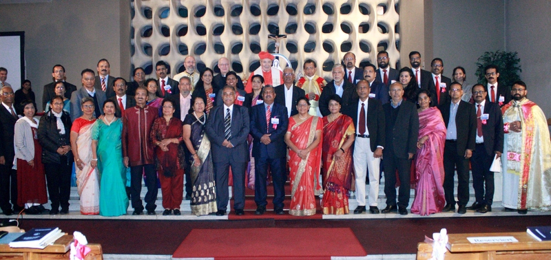 Gruppenfoto d stellvertretenden Vorsitzenden d vergangenen 40 Jahre des indischen Syro-Malabar Gemeinde mit den Hauptzelebranten u d Kardinal