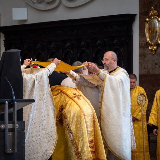 Diakon mit zwei Priestern