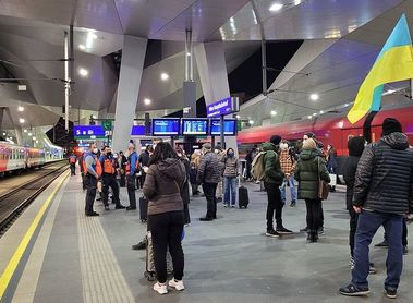 Bahnsteig am Wiener Hauptbahnhof mit Fahne der Ukriane