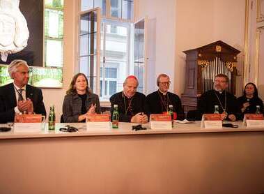 v.l.n.r.: Patrick Lobis, Claudia Plakolm, Christoph Schönborn, Claudio Gugerotti, Swjatoslaw Schewtschuk / Katerina Karadeniz