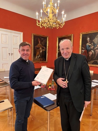 S.E. Christoph Kardinal Schönborn überreicht Zentralpfarrer Taras Chagala das Dekret für das Priesterkollegium