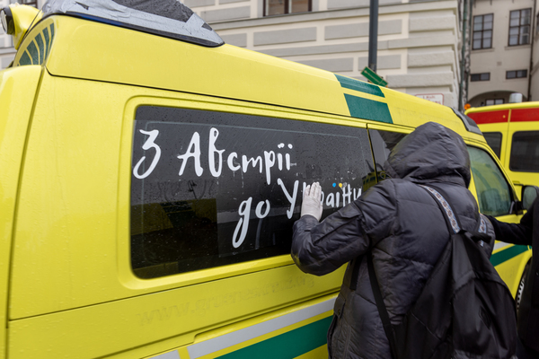 Autoscheibenbeklebung des Krankenwagens