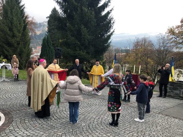 Gemeinschaft Mit Kindern wurde im Kreis gebetet