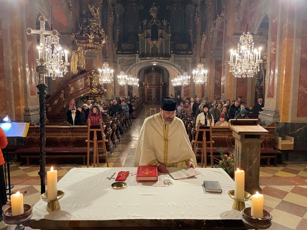 GV Kolasa beim Altar