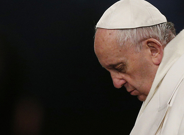 Papst Franziskus im Gebet versunken