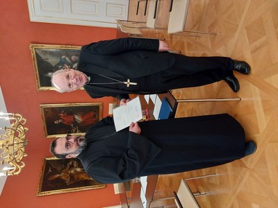 S.E. Christoph Kardinal Schönborn überreicht Michel Harb das Dekret für das Priesterkollegium