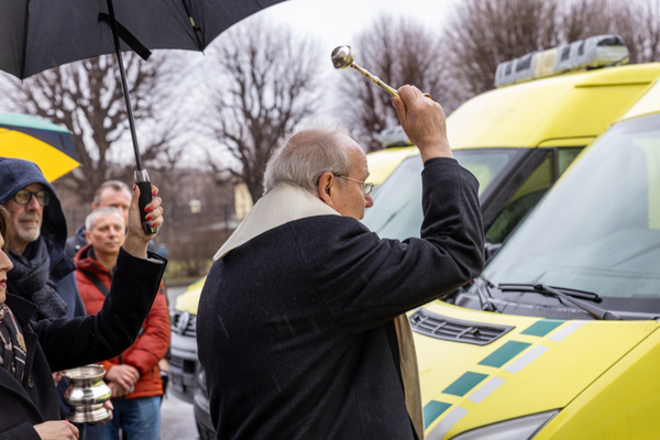 Kardinal Schönborn segnet die Krankenwagen