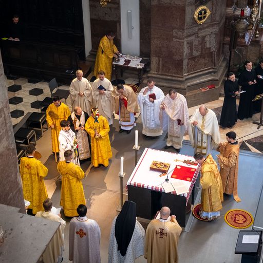 Bischof, Priester und Diakon um den Altar versammelt