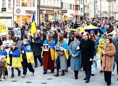 Bischof Glettler bei Innsbrucker Demonstration zum Kriegs-Jahrestag in der Ukraine